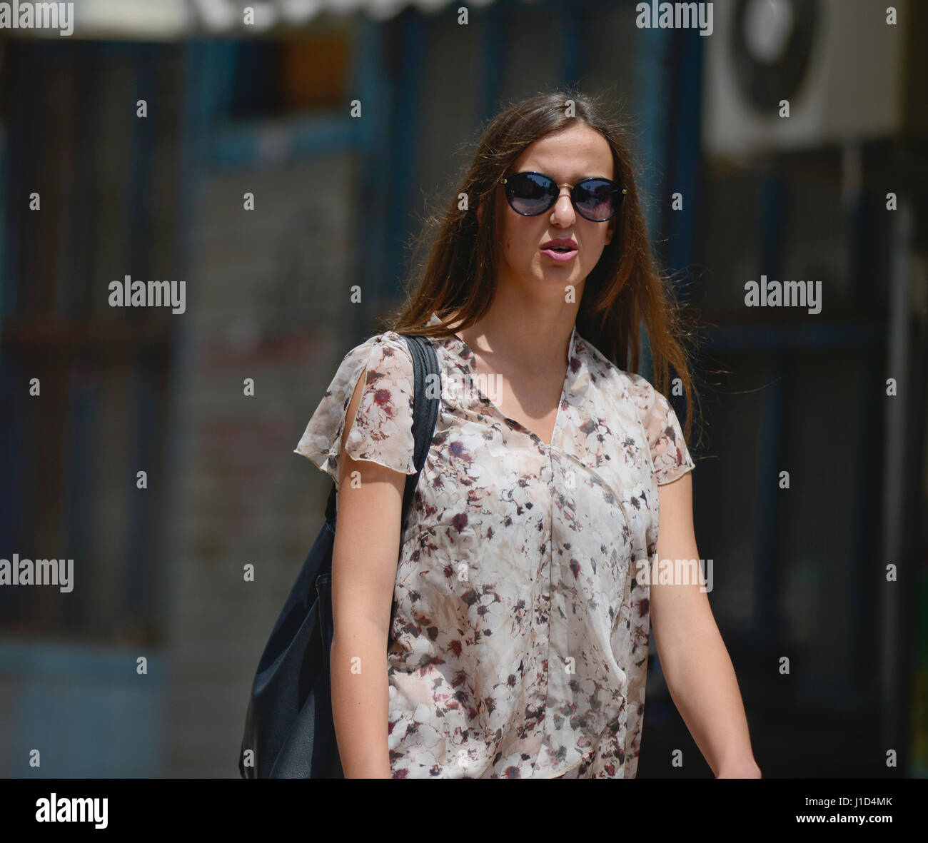 Frau zu Fuß in den Straßen von Skopje, Mazedonien Stockfoto