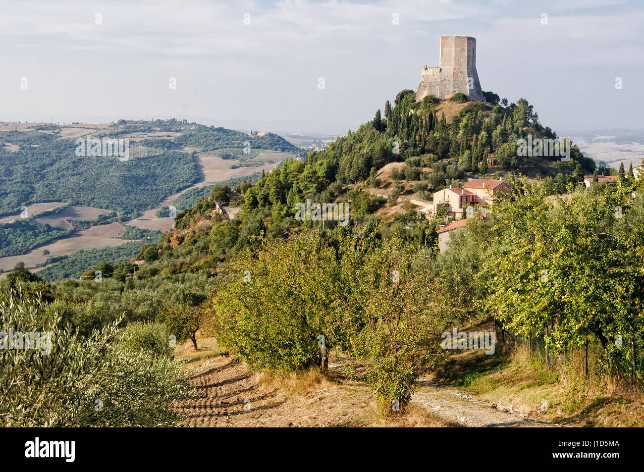 Die Festung von Tentennano über den Obstgarten in einem kleinen Weiler in Castiglione d ' Orcia - Rocca d ' Orcia, Italien Stockfoto