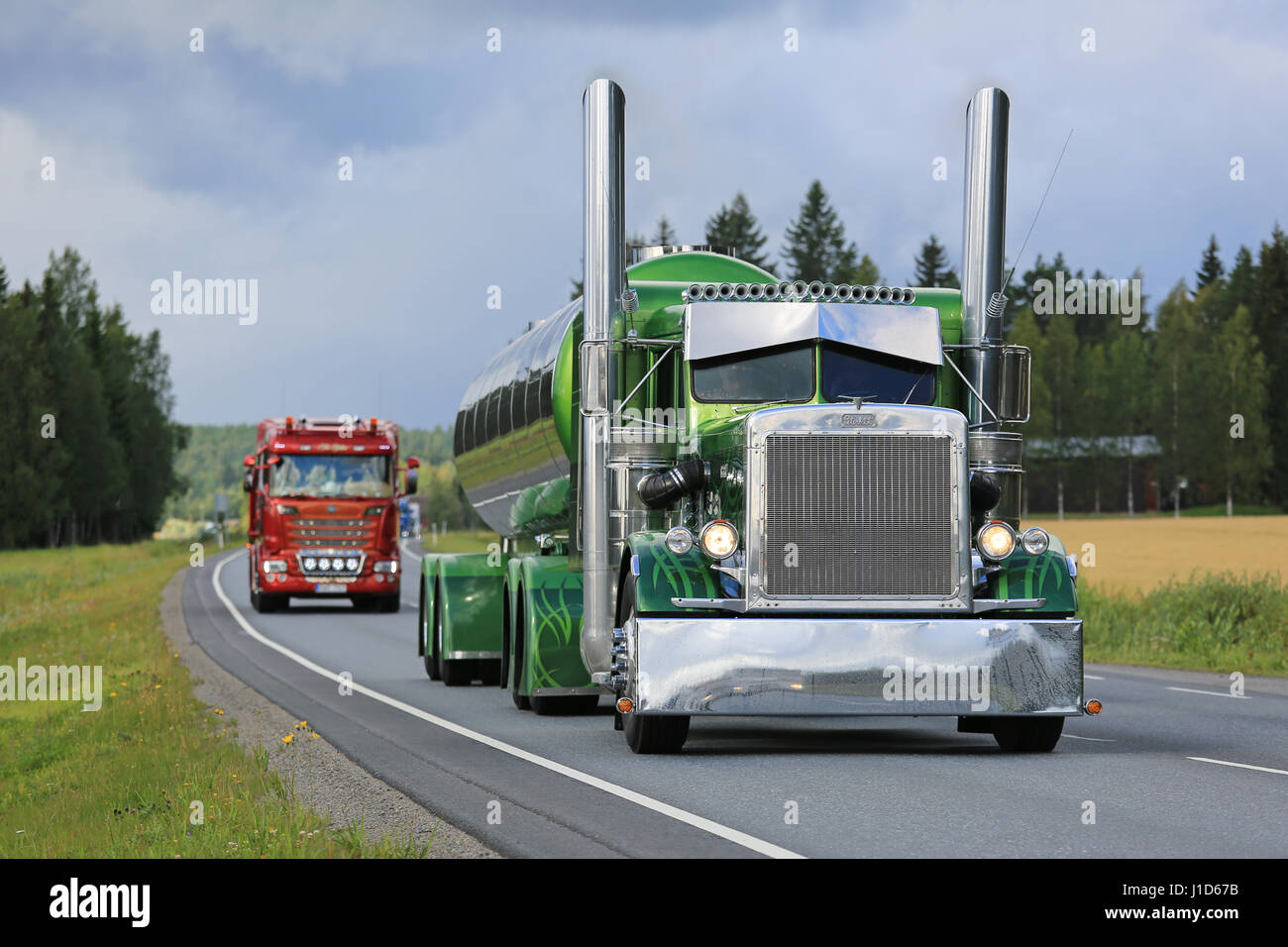 URJALA, Finnland - 11. August 2016: Peterbilt 359 Jahr 1971 von Fredrik Biehl bewegt sich entlang der Autobahn im Konvoi auf dem Weg zum LKW-Jahresveranstaltung Powe Stockfoto