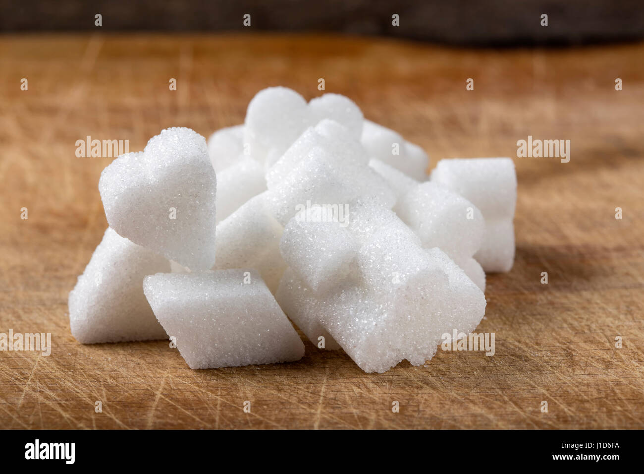 Verschiedene Zucker Formen von Cubes auf hölzernen Hintergrund Stockfoto