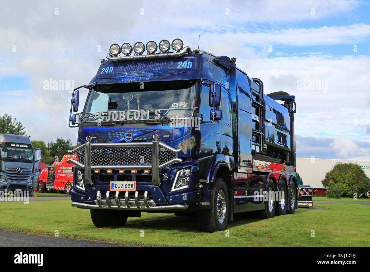 ALAHARMA, Finnland - 12. August 2016: Blauer Volvo FMX Vakuum LKW Sjobloms Tankservice KB mit Chrom-Accessoires und Airbrush Bilder angepasst Stockfoto