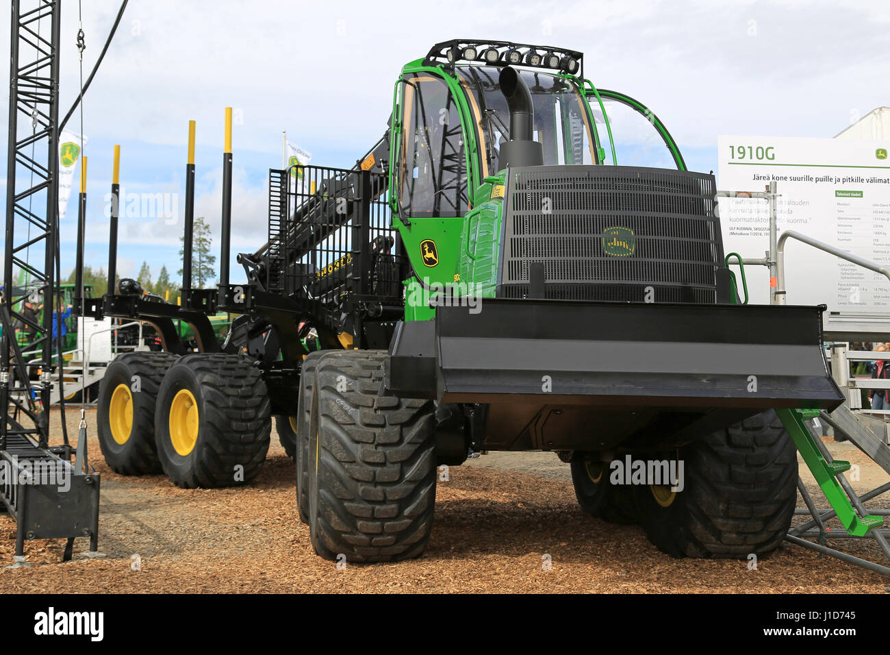 JAMSA, Finnland - 2. September 2016: John Deere 1910 G Spediteur für große Bäume und große Entfernungen auf dem Display auf die schweren Maschinenausstellung FinnMETKO Stockfoto