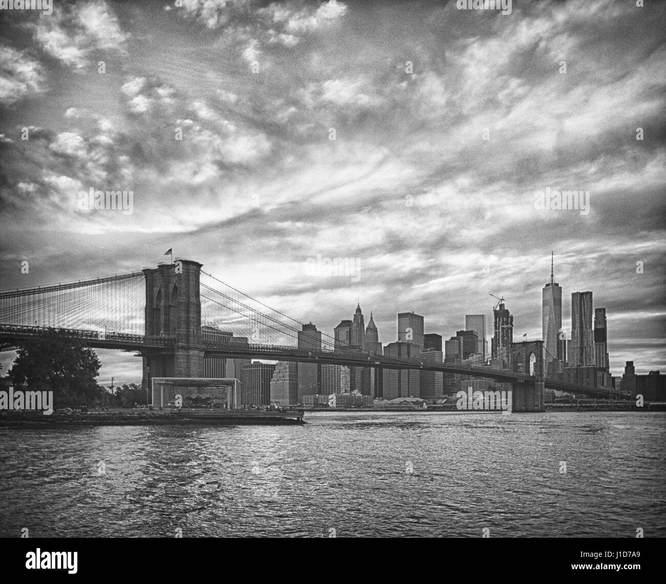 HDR-Blick auf die Skyline von Manhattan mit Brooklyn Bridge. Stockfoto