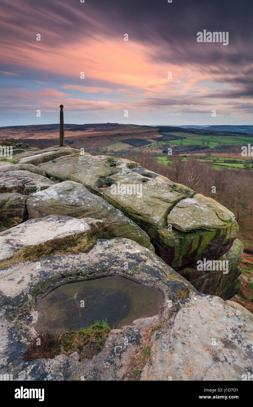 Nelsons Denkmal am birchenfarbig Rand im Peak District Stockfoto