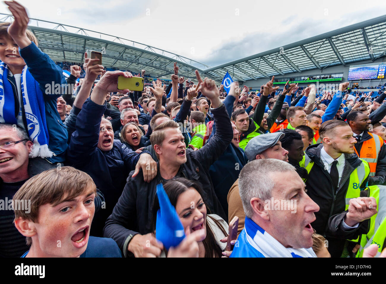 Brighton und Hove Albion Anhänger auf dem Platz feiern des Vereins Aufstieg in die Premier League, Amex Stadion, Brighton, Sussex, UK Stockfoto