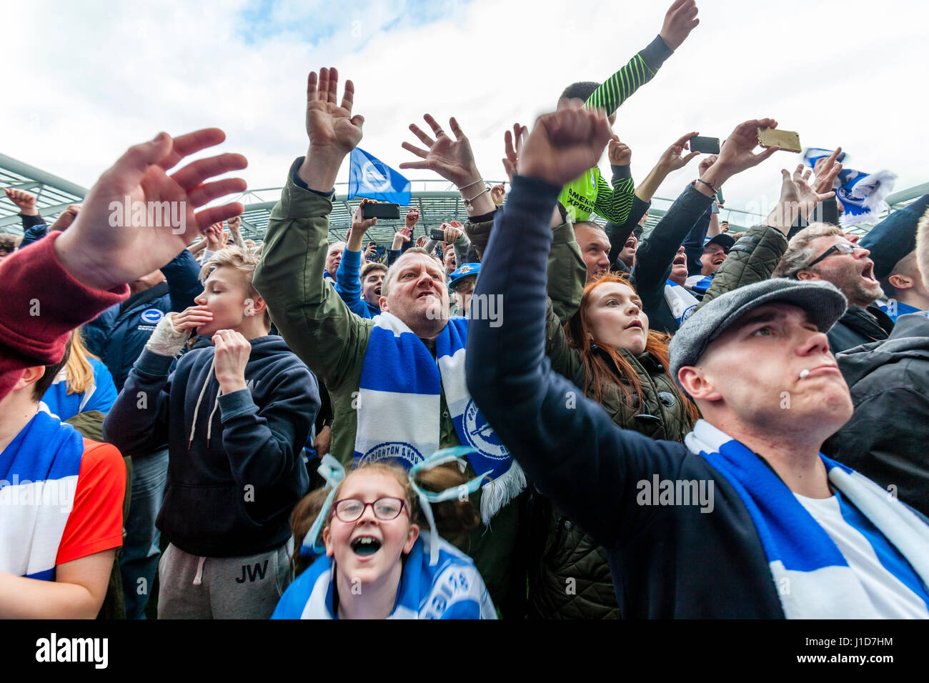 Brighton und Hove Albion Anhänger auf dem Platz feiern des Vereins Aufstieg in die Premier League, Amex Stadion, Brighton, Sussex, UK Stockfoto