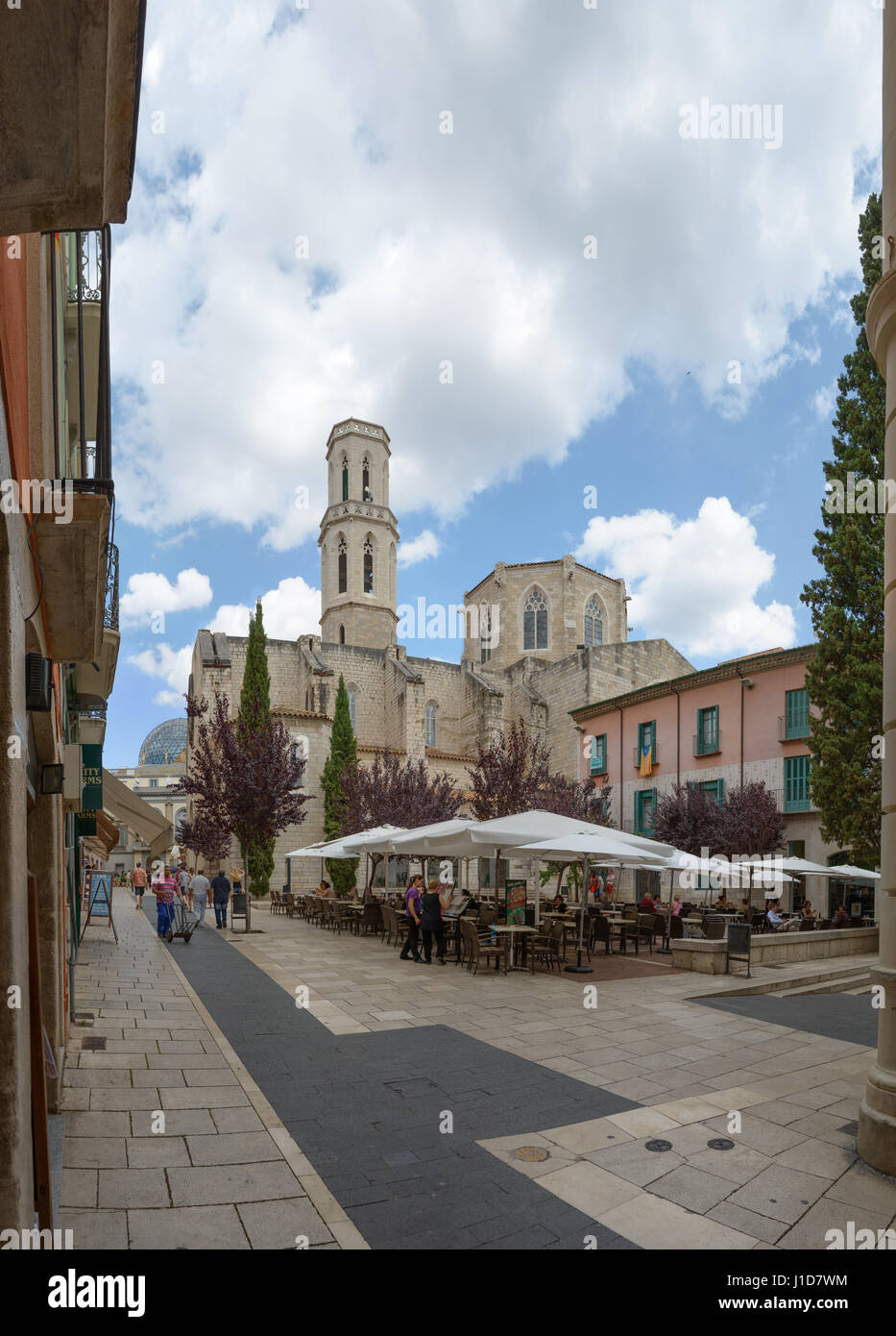 Blick in Richtung Kirche von Sant Pere und Dali Theater und Museum Sant Pere Straße in Figueres, Katalonien, Spanien. Stockfoto