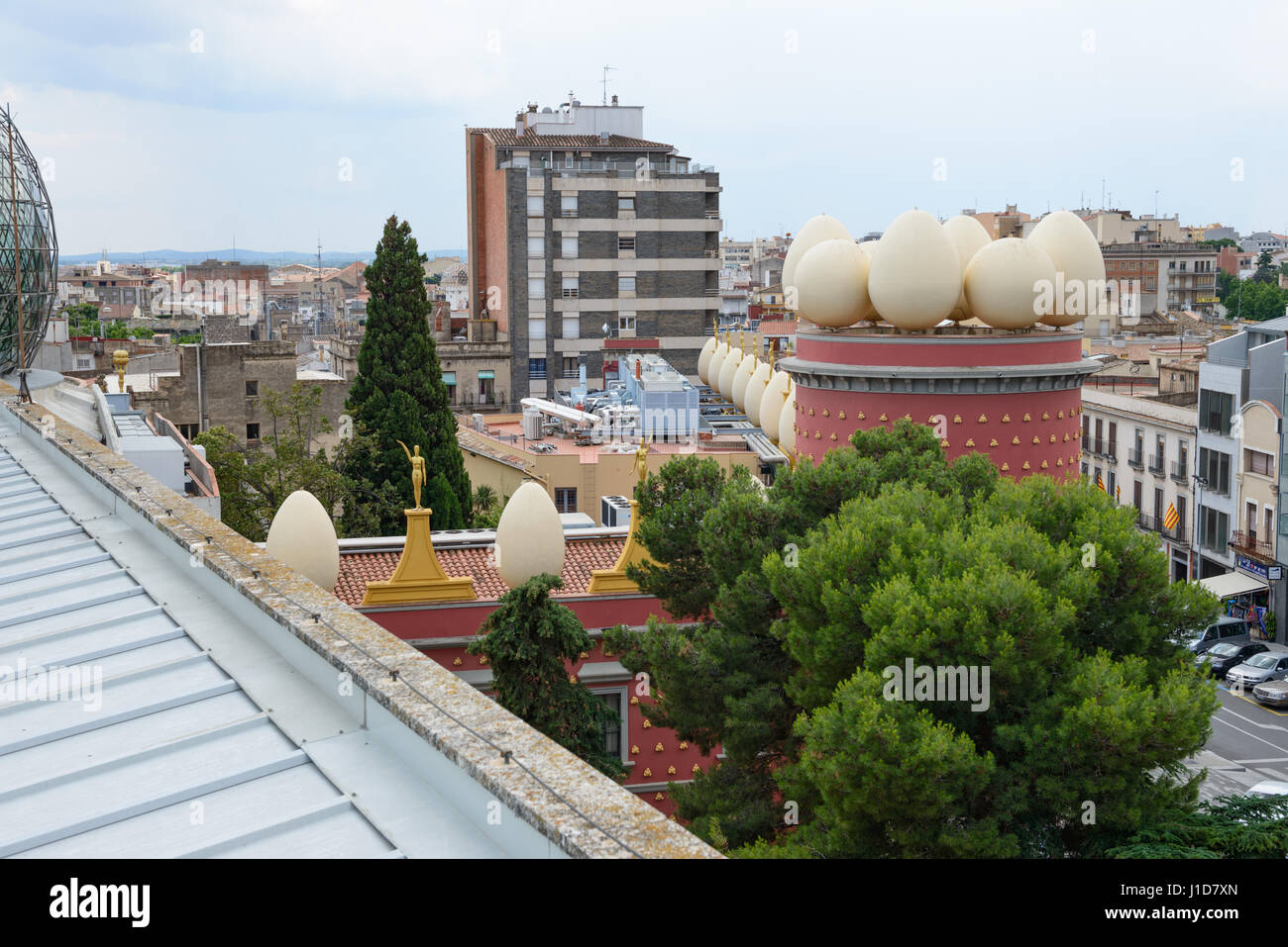 Vogelperspektive Blick Richtung Dali Theatre und das Museum vom Dach des Ernest Lluch Health Centre in Figueres, Katalonien, Spanien. Stockfoto