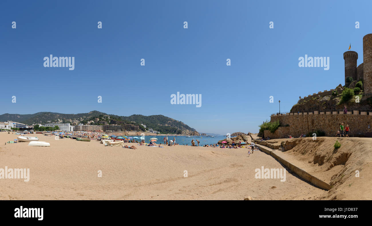 Blick in Richtung Mar Menuda Strand mit Holidayer, die auf Platja Gran Strand in der Nähe der Festung "Vila Vella Umwehrung '' in Tossa de Mar, Costa Brava, Catalon Stockfoto