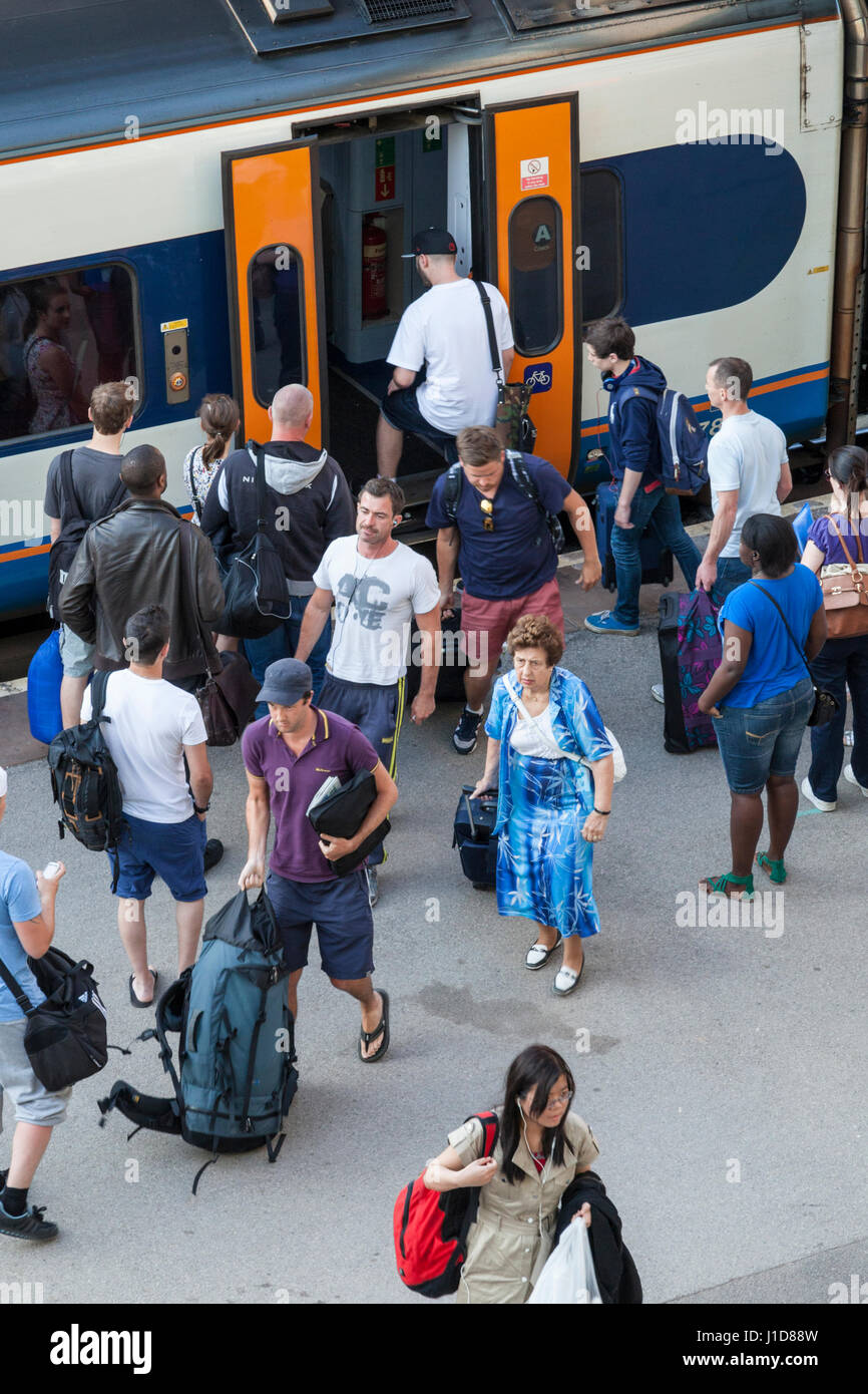 Einige Passagiere verlassen und andere Personen an Bord eines Zuges am Bahnhof Nottingham, Nottingham, England, Großbritannien Stockfoto