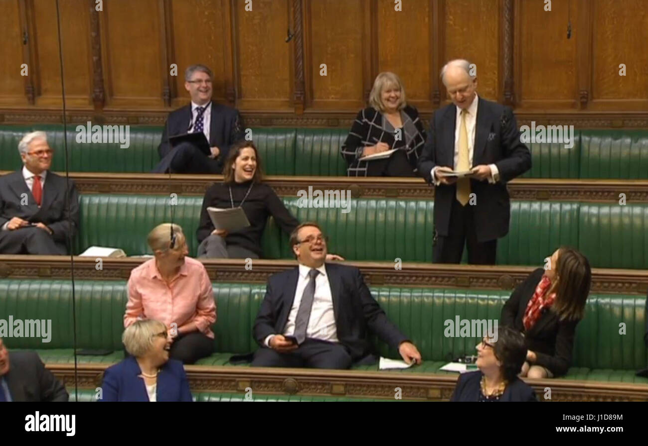 Konservative Wartungstafel Sir Henry Bellingham hält seine WifeÕs Anti-Aging-Lotion während des Sprechens den in das House Of Commons in London. Stockfoto