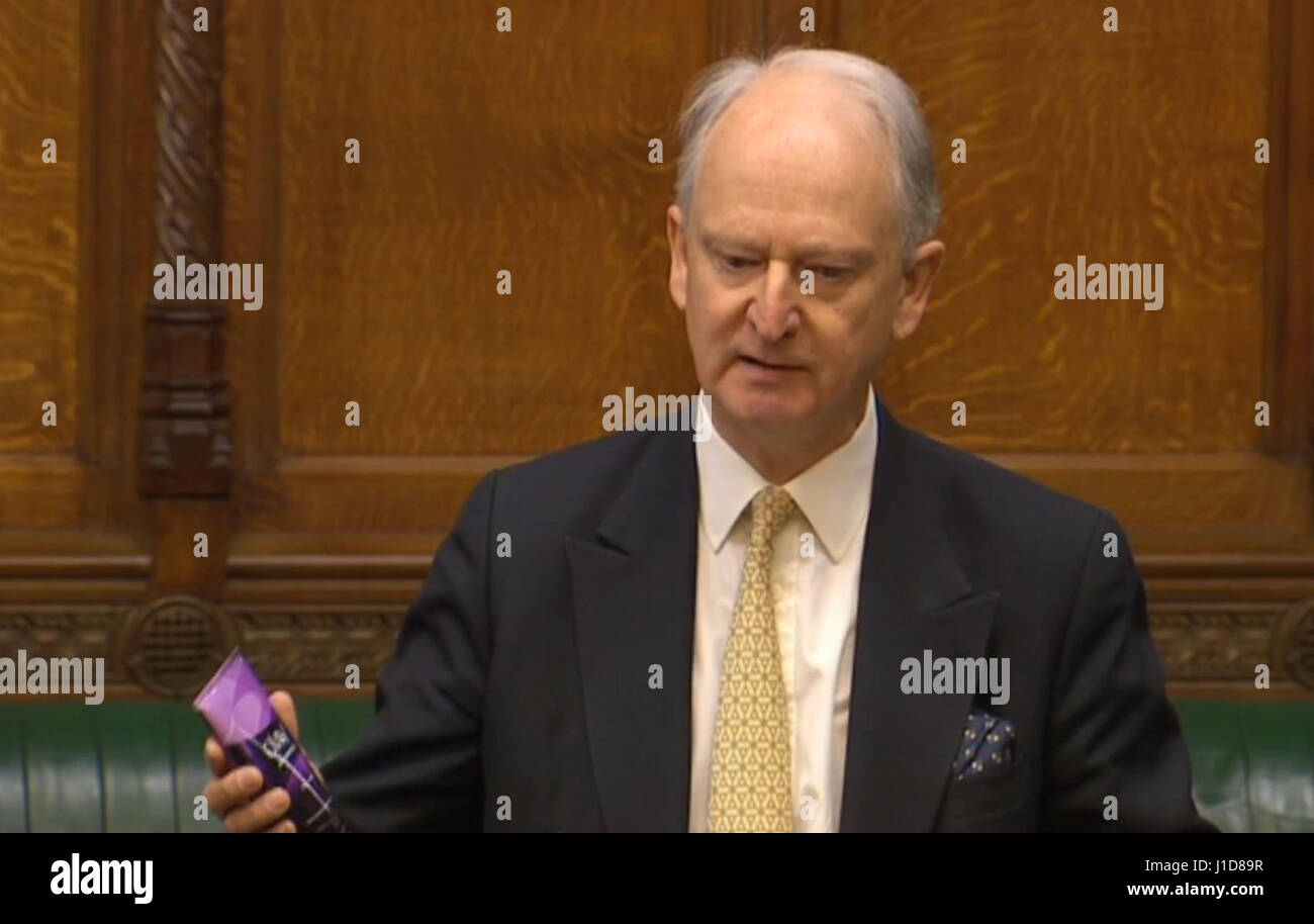 Konservative Wartungstafel Sir Henry Bellingham hält seine WifeÕs Anti-Aging-Lotion während des Sprechens den in das House Of Commons in London. Stockfoto