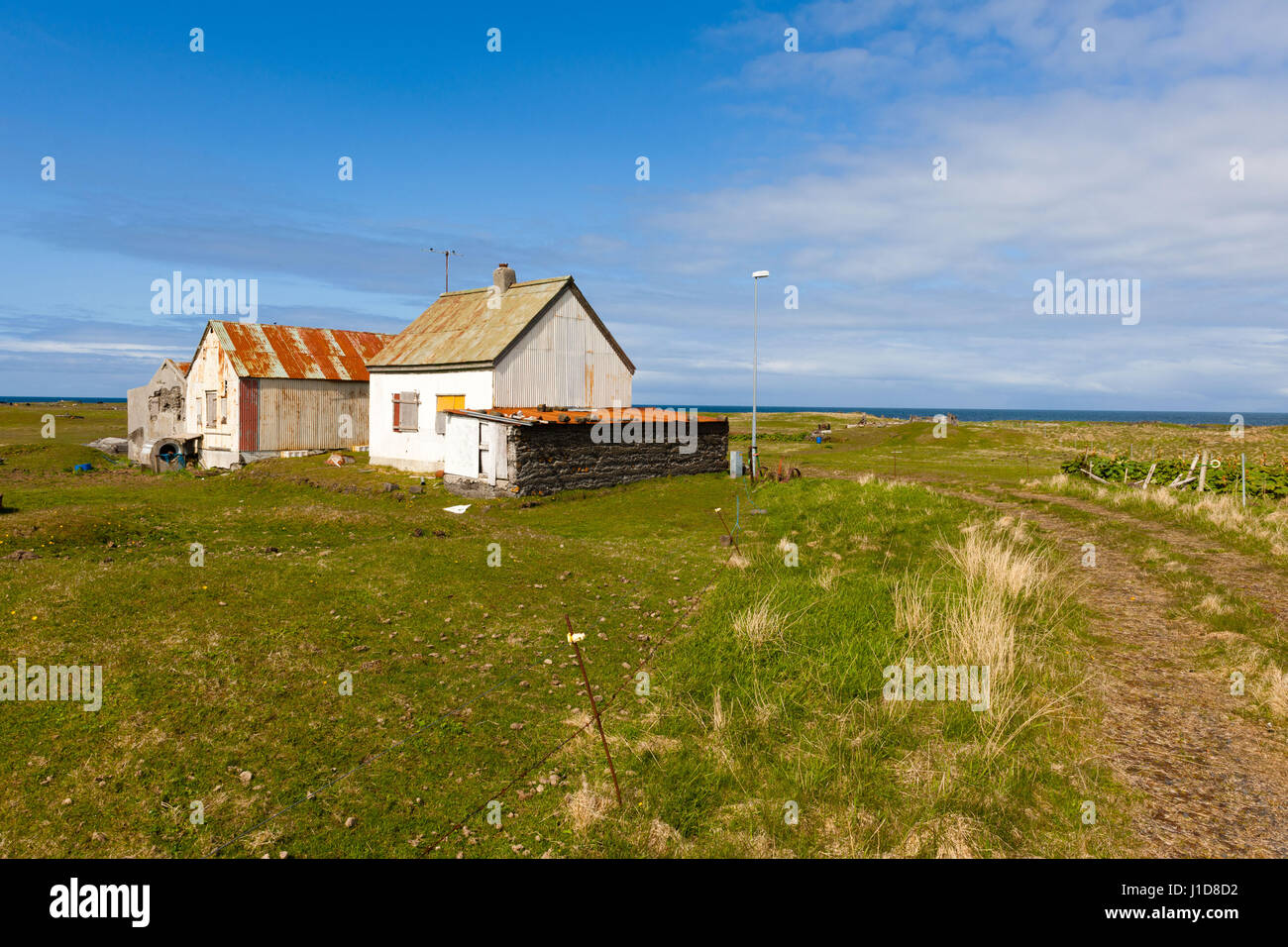 Verfallenes Haus in der Nähe von Kalfatjörn, West Island, Nordeuropa Stockfoto