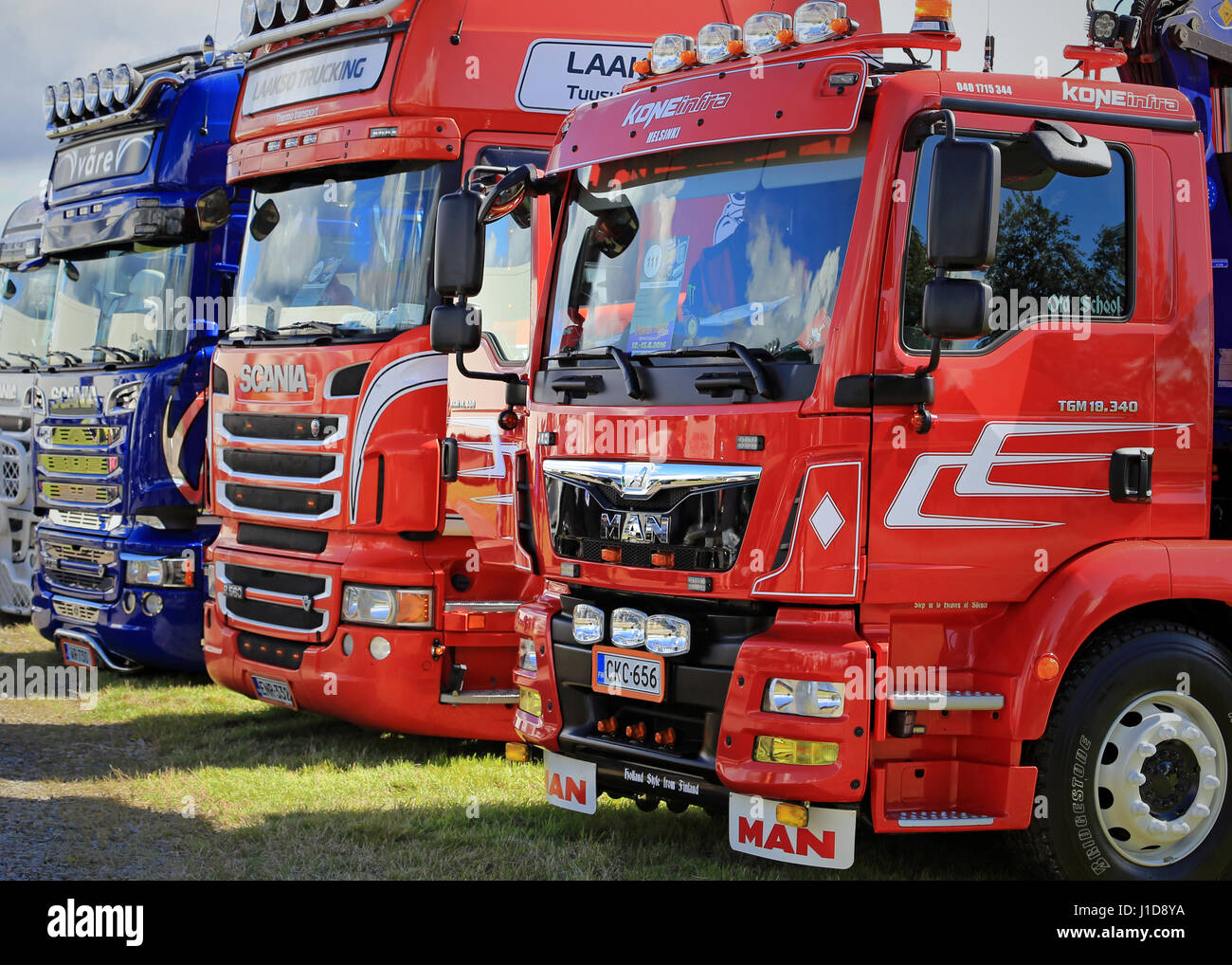 ALAHARMA, Finnland - 12. August 2016: Gruppe von MAN und Scania show-Trucks auf der jährlichen Power Truck Show 2016, Detail angezeigt. Stockfoto