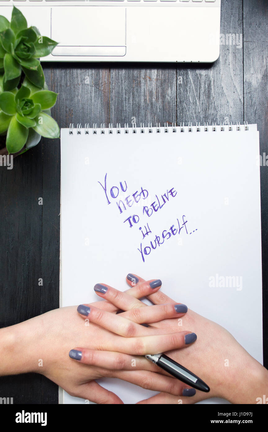 Weiblich, die Finger beim Schreiben motivierende Nachricht knacken Stockfoto Weiblich, die Finger beim Schreiben motivierende Nachricht knacken Stockfoto