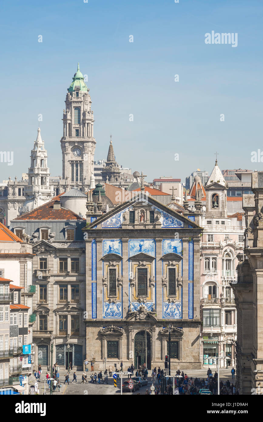 Porto Portugal, Skyline Blick auf das Zentrum von Porto mit dem blauen Azulejo bekleideten äußere der Kirche Igreja de Sao Ildefonso im Vordergrund. Stockfoto
