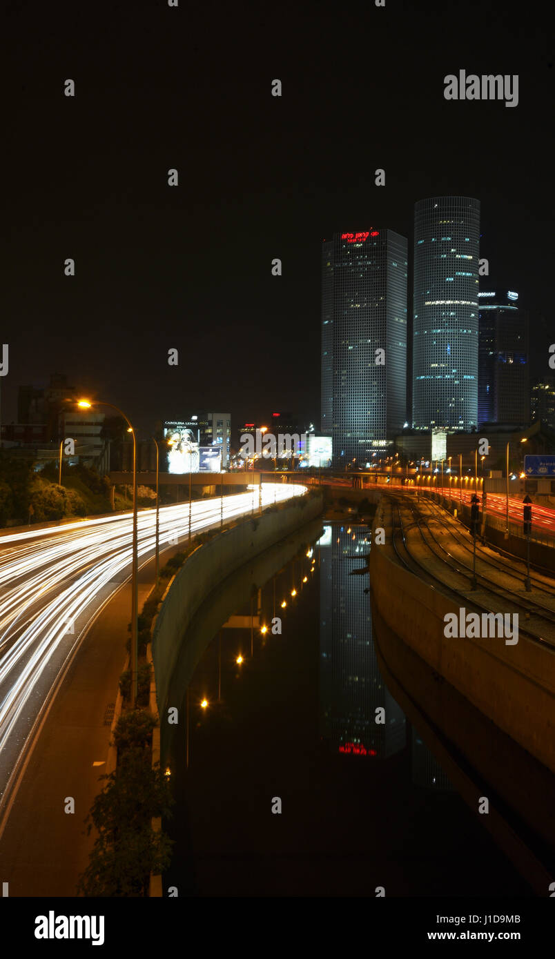 Israel, Tel Aviv, Langzeitbelichtung Nachtaufnahme der Ayalon Highway Azrieli hoch erhebt sich auf der rechten Seite Stockfoto