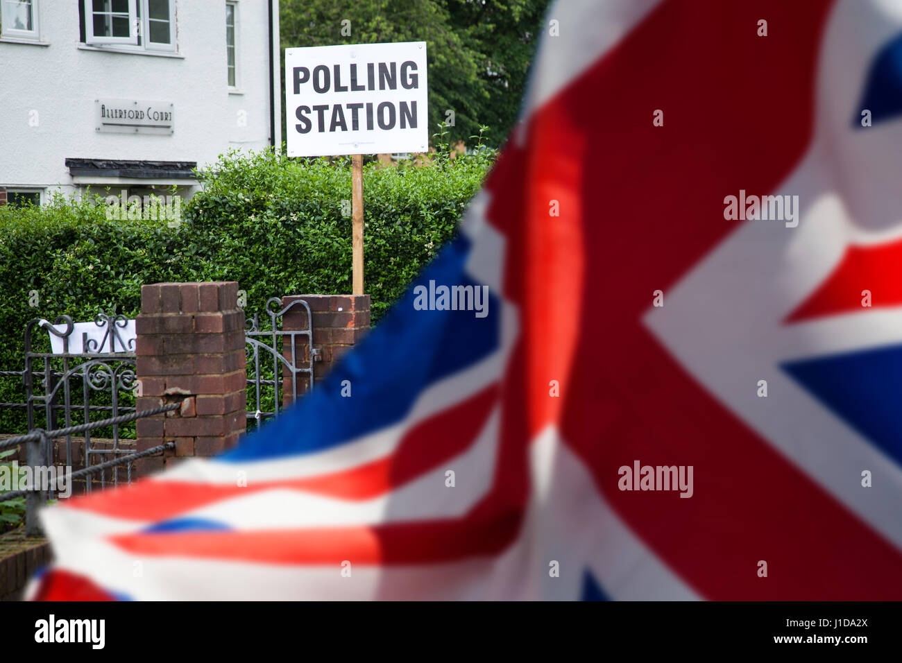 Wahllokal Zeichen und Union Jack-Flagge - UK bereitet Wahlen Stockfoto