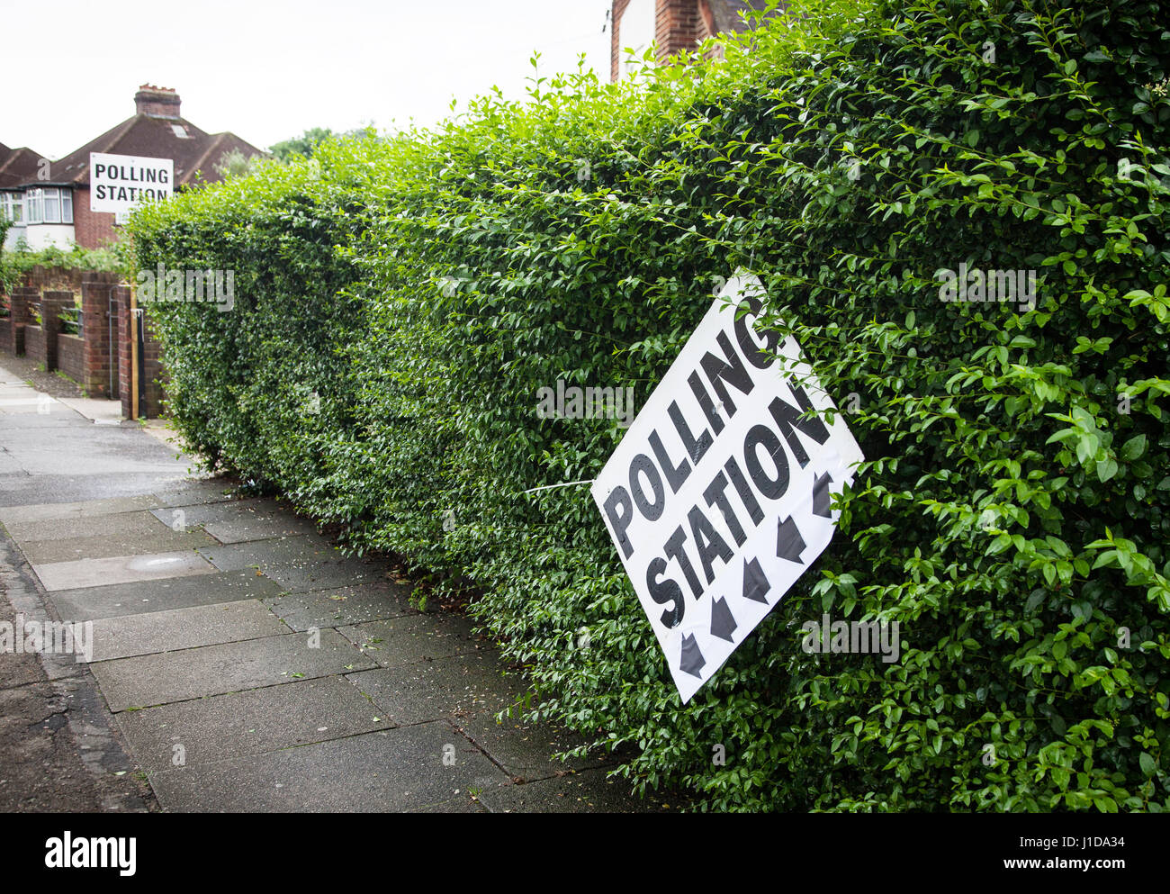 Wahllokal Zeichen und Union Jack-Flagge - UK bereitet Wahlen Stockfoto