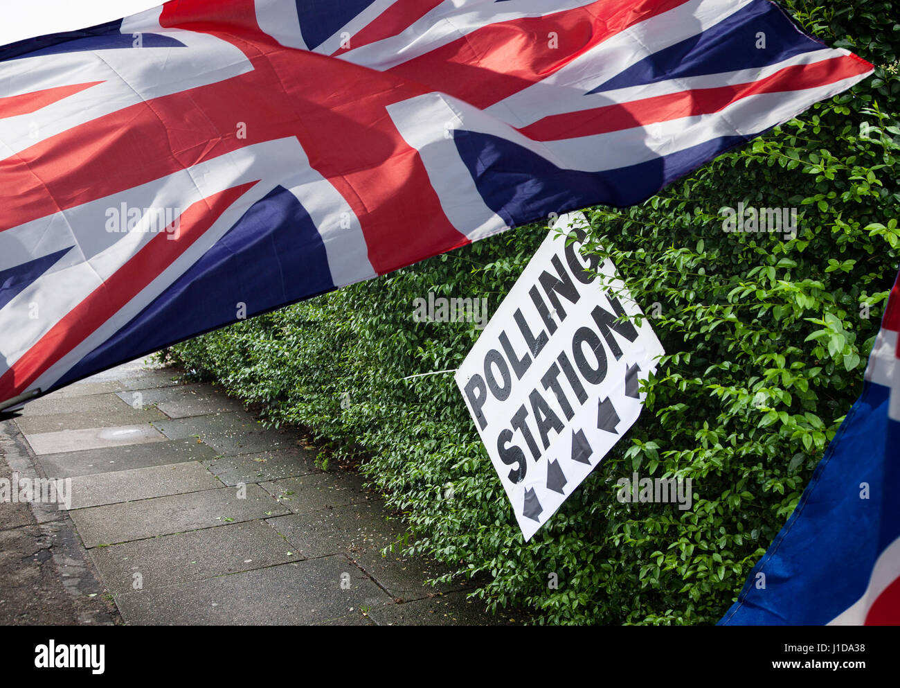 Wahllokal Zeichen und Union Jack-Flagge - UK bereitet Wahlen Stockfoto