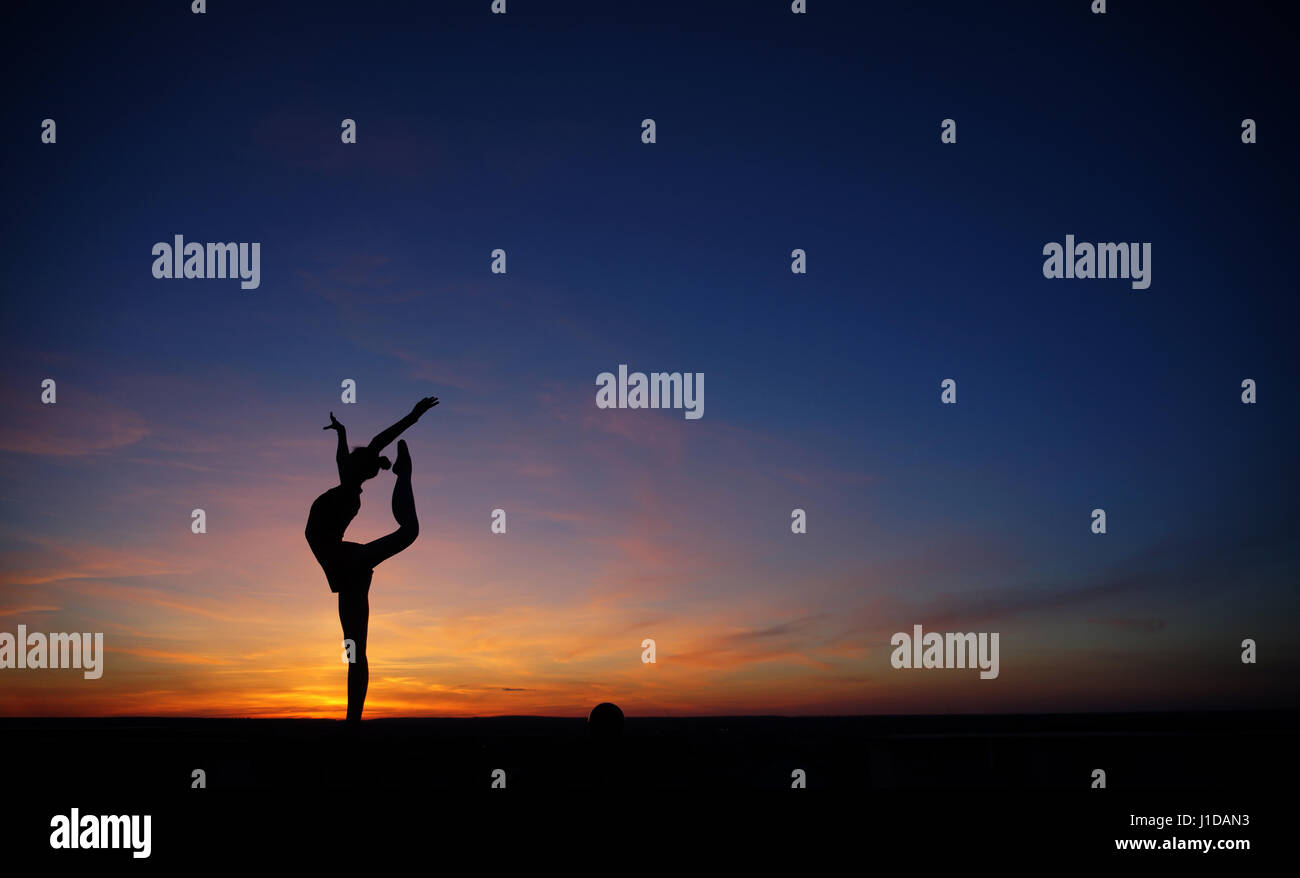 Tänzer im Tanz macht den Spagat in der Luft gegen Sonnenuntergang  Stockfotografie - Alamy