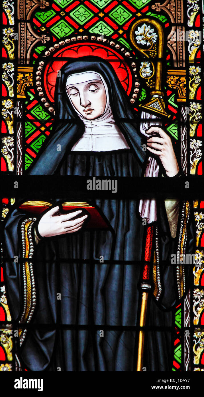 Glasfenster in der Kirche von unserer lieben Frau von der Sablon in Brüssel, Belgien, weiblichen Heiligen, gekleidet wie eine Äbtissin Stockfoto