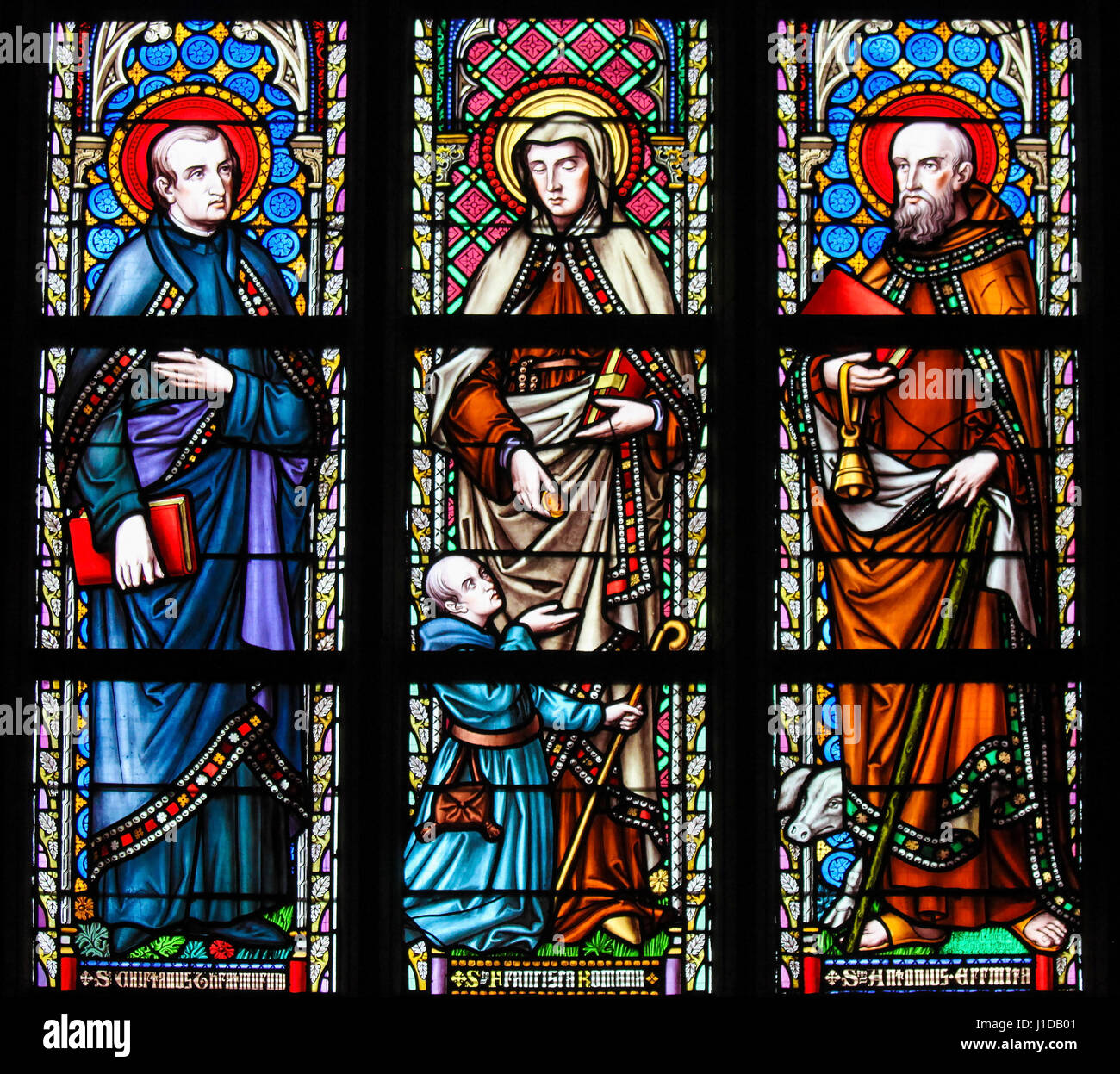 Glasfenster in der Kirche von unserer lieben Frau von der Sablon in Brüssel, Belgien, katholischen Heiligen Darstellung Stockfoto