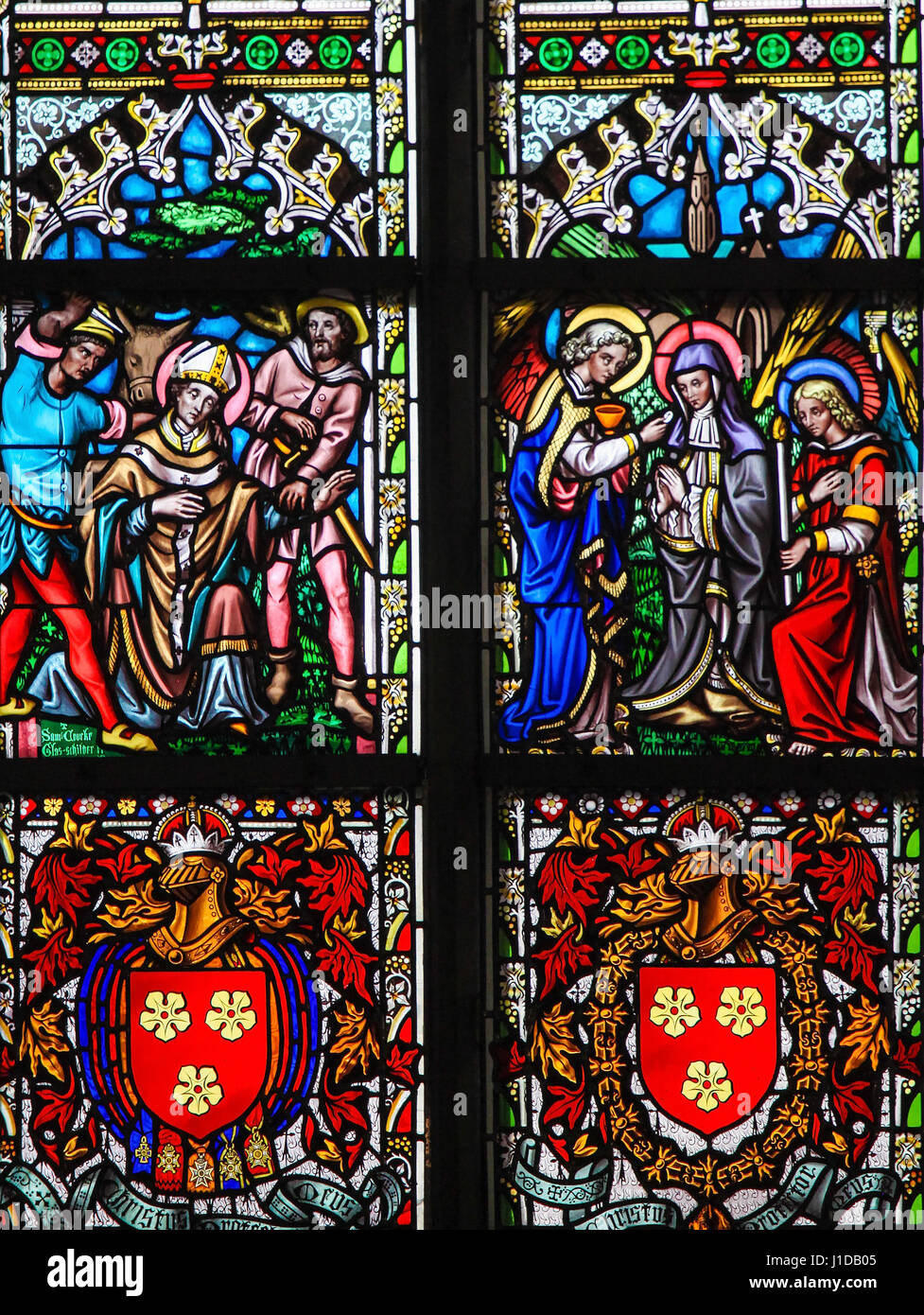Glasfenster in der Kirche von unserer lieben Frau von der Sablon in Brüssel, Belgien, Darstellung zwei katholischen Heiligen und Wappenzeichen Stockfoto