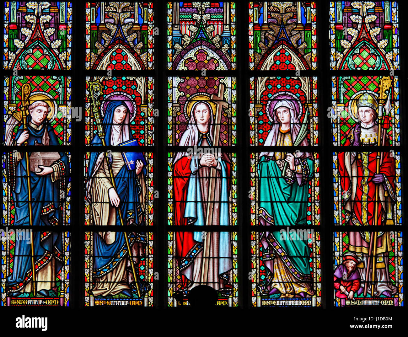 Glasfenster in der Kirche von unserer lieben Frau von der Sablon in Brüssel, Belgien, katholischen Heiligen Darstellung Stockfoto