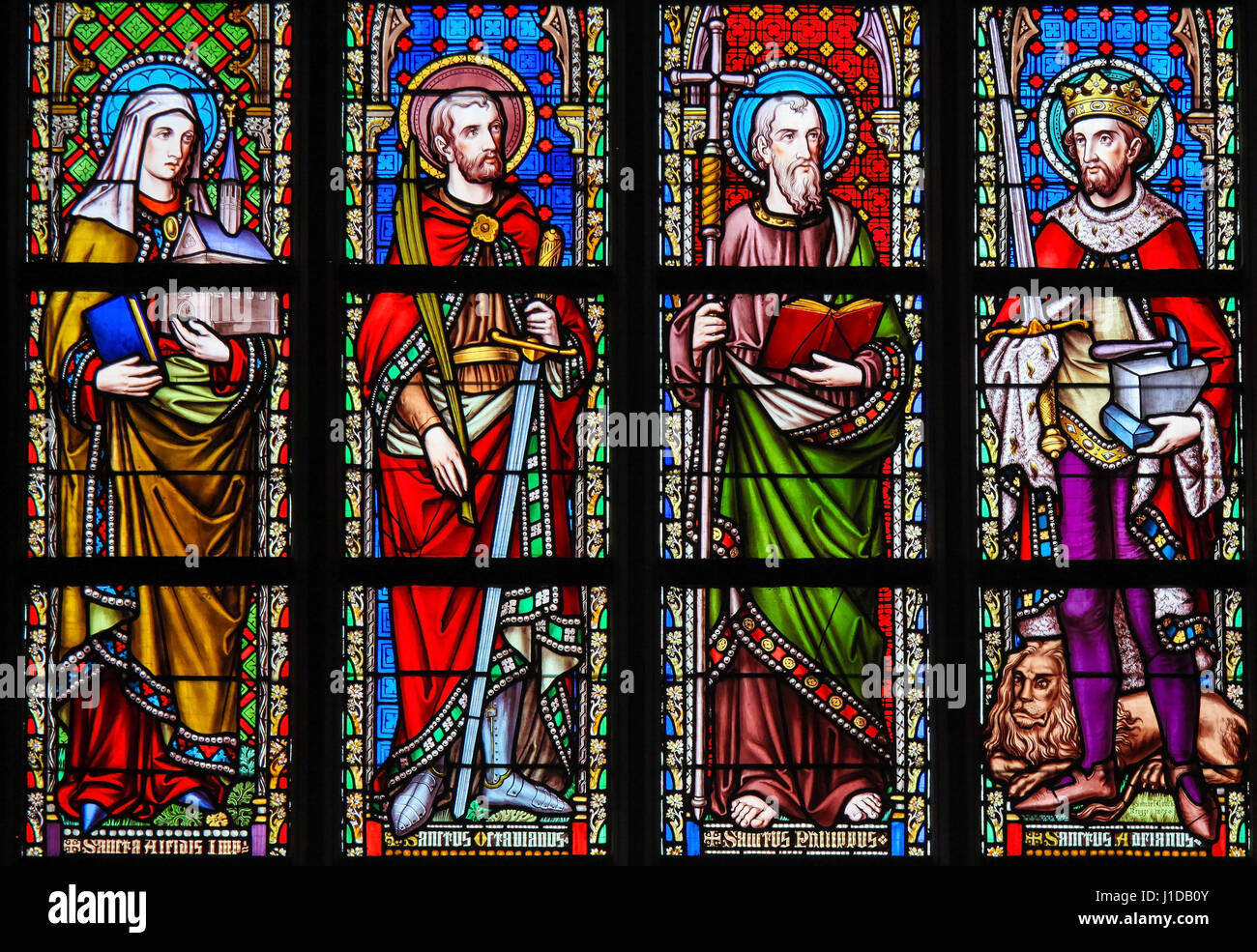 Glasfenster in der Kirche von unserer lieben Frau von der Sablon in Brüssel, Belgien, katholischen Heiligen Darstellung Stockfoto
