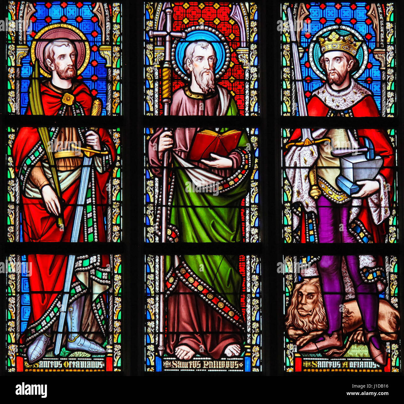 Glasfenster in der Kirche von unserer lieben Frau von der Sablon in Brüssel, Belgien, katholischen Heiligen Darstellung Stockfoto