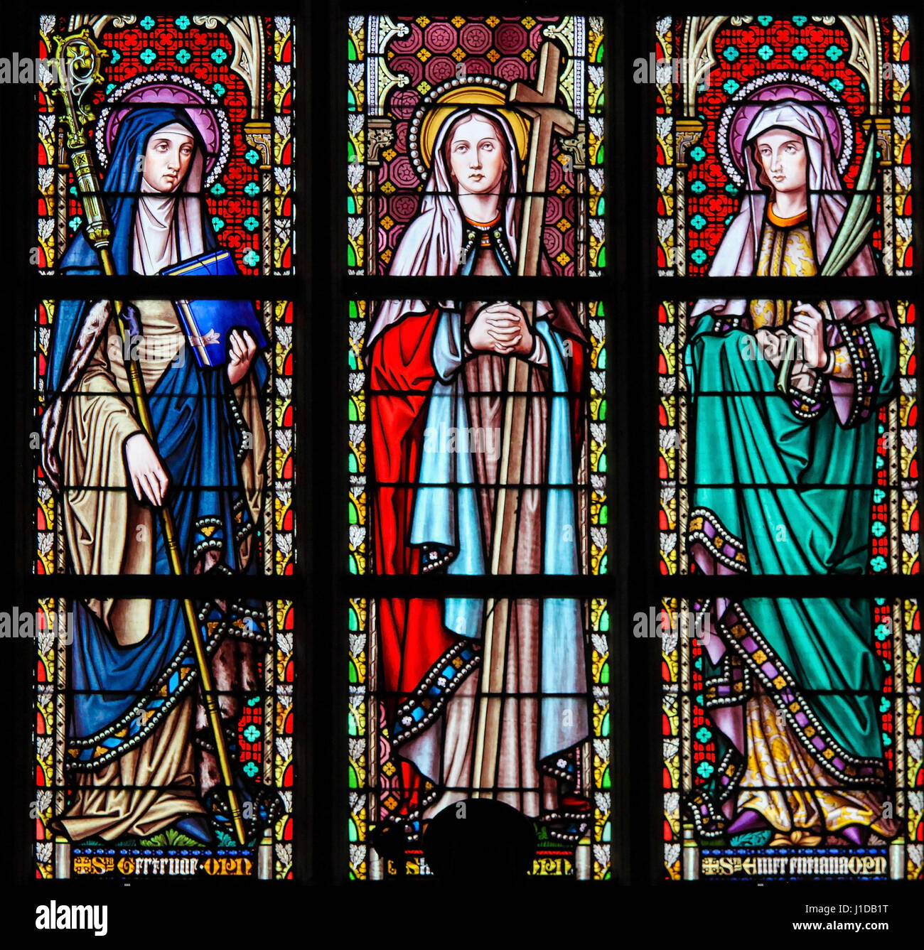 Glasfenster in der Kirche von unserer lieben Frau von der Sablon in Brüssel, Belgien, katholischen Heiligen Darstellung Stockfoto