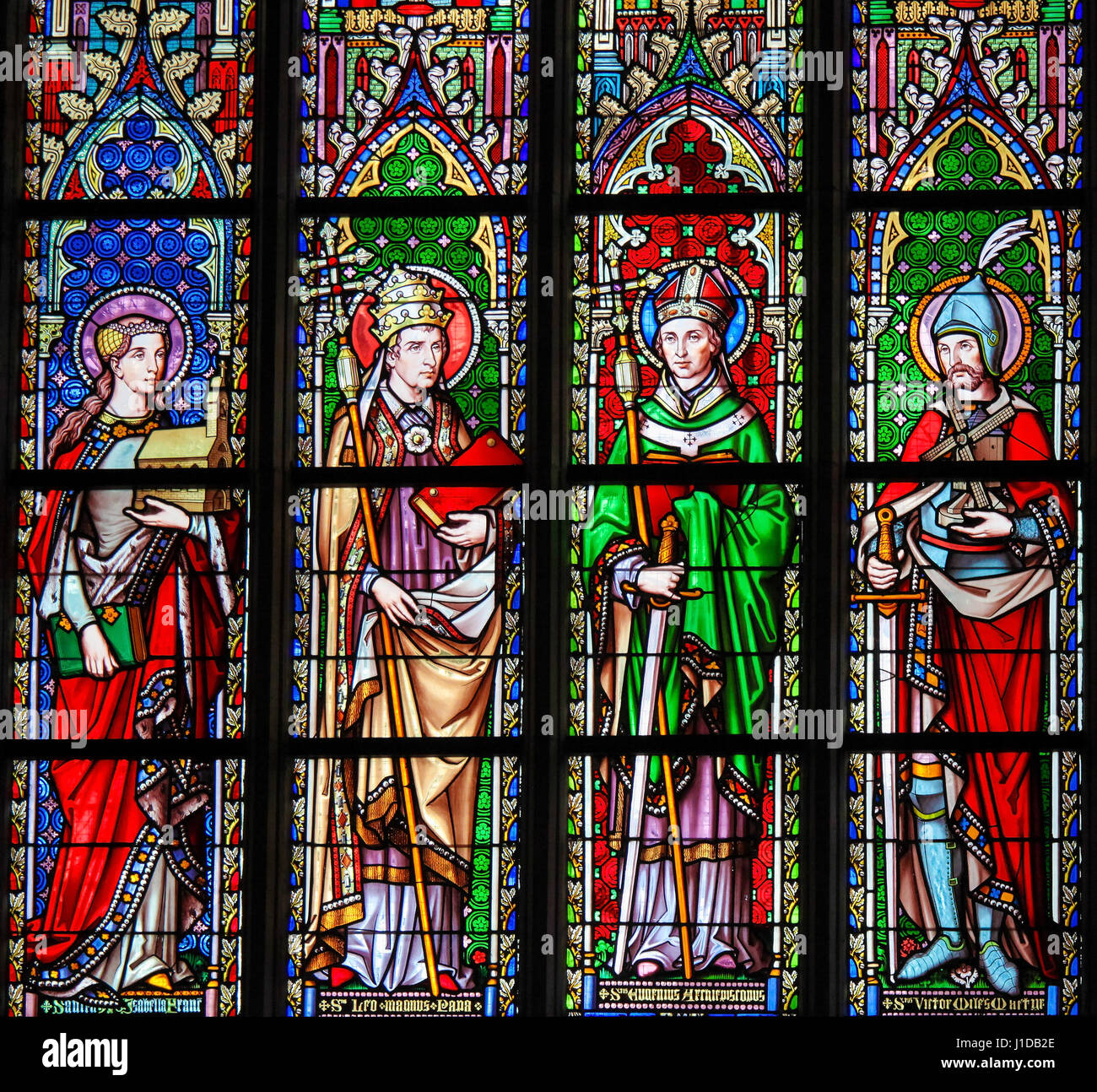 Glasfenster in der Kirche von unserer lieben Frau von der Sablon in Brüssel, Belgien, katholischen Heiligen Darstellung Stockfoto