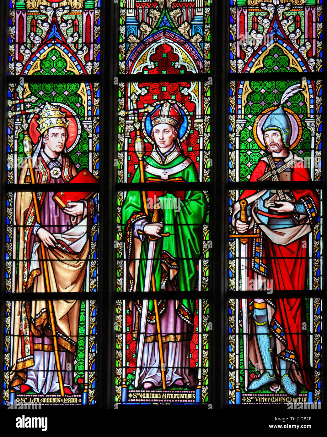 Glasfenster in der Kirche von unserer lieben Frau von der Sablon in Brüssel, Belgien, katholischen Heiligen Darstellung Stockfoto