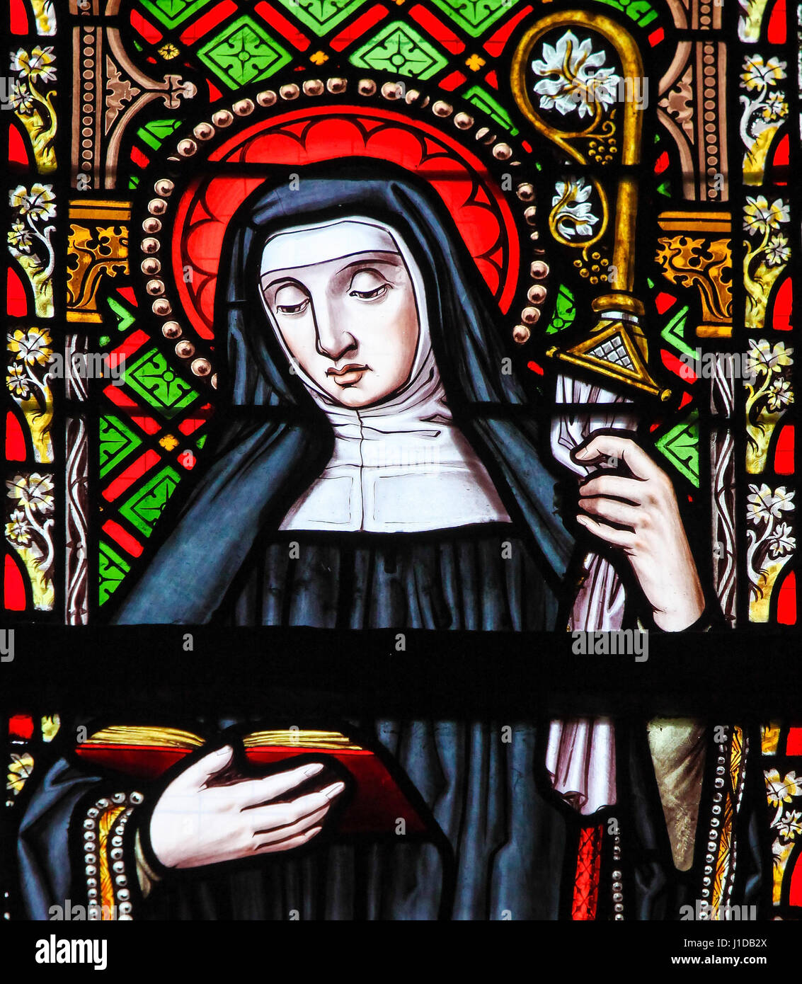 Glasfenster in der Kirche von unserer lieben Frau von der Sablon in Brüssel, Belgien, weiblichen Heiligen, gekleidet wie eine Äbtissin Stockfoto