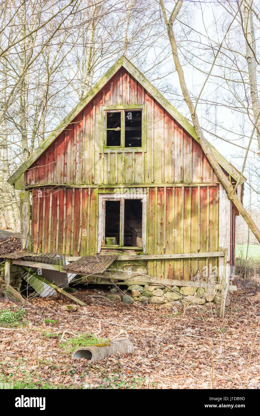 Am Giebel des eine alte und verlassene Holzhaus. Stockfoto
