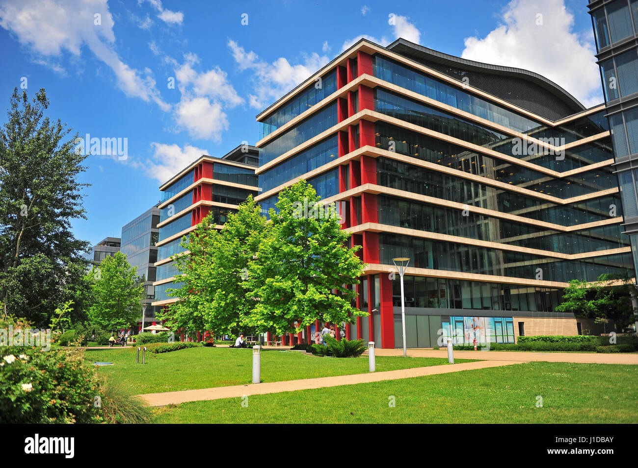 BUDAPEST, Ungarn - 26 Mai: Bürogebäude komplexe und Stadtpark in Budapest Innenstadt am 26. Mai 2016. Stockfoto