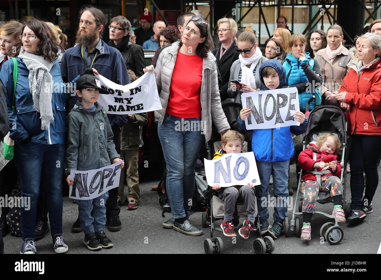 Menschen protestieren außerhalb des Gesundheitsministeriums in Dublin auf Pläne, Eigentum an der neuen nationalen Entbindungsklinik zum Orden Schwestern der Nächstenliebe zu gewähren. Stockfoto