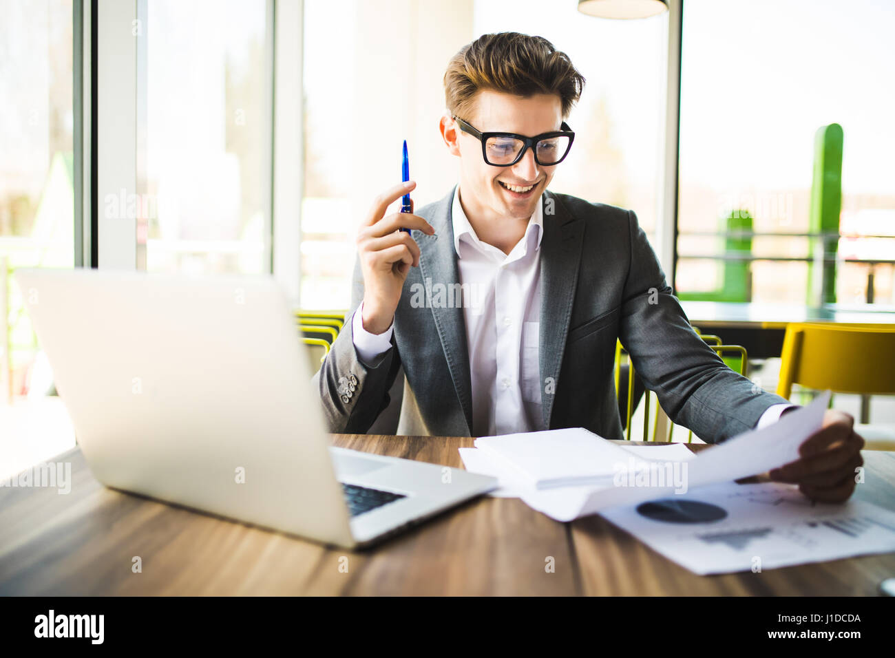 Geschäftsmann, arbeiten im Büro mit Laptop und Dokumente auf seinem Schreibtisch. Pläne, Unterlagen zu analysieren. Stockfoto