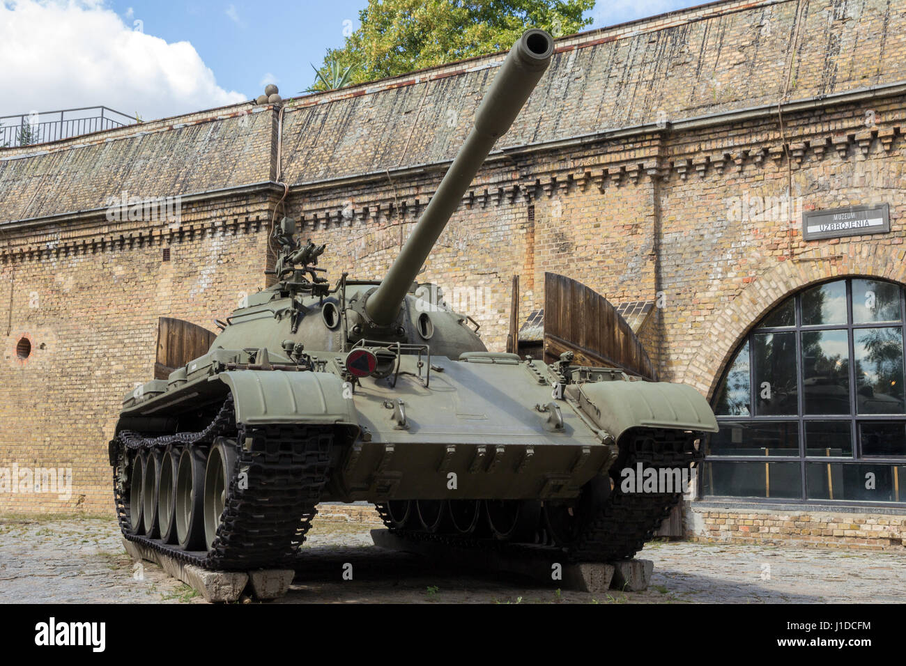 Posen, Polen - 20. August 2014: Erhaltene t-55 Panzer auf dem Display vor das Armeemuseum Poznań. Stockfoto