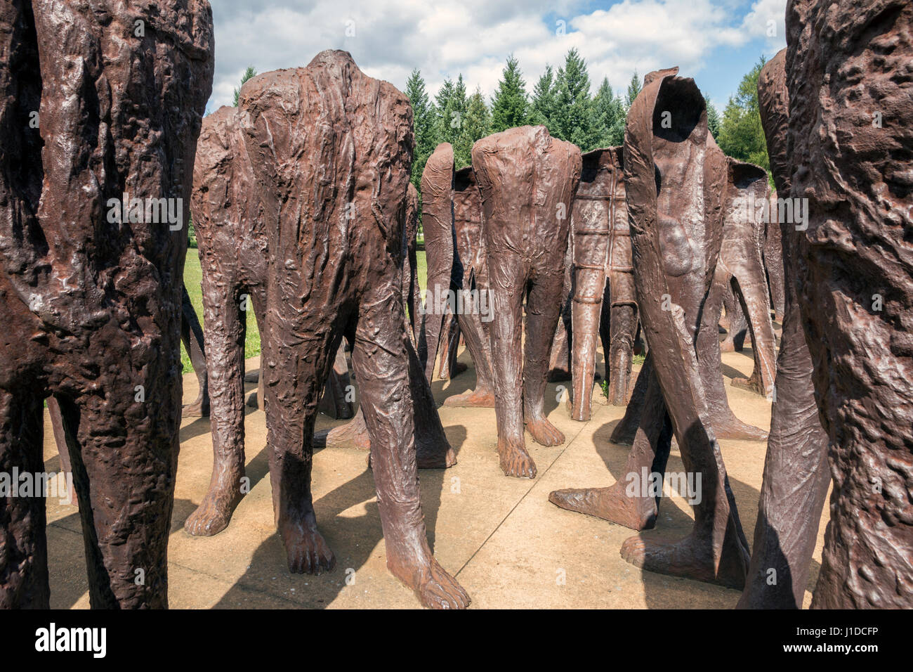 Posen, Polen - 20. August 2014: Iron 2 Meter hohe kopflosen Figuren marschieren ziellos durch den Park der Zitadelle in Posen. Das Denkmal wird Unrecog genannt. Stockfoto Posen, Polen - 20. August 2014: Iron 2 Meter hohe kopflosen Figuren marschieren ziellos durch den Park der Zitadelle in Posen. Das Denkmal wird Unrecog genannt. Stockfoto