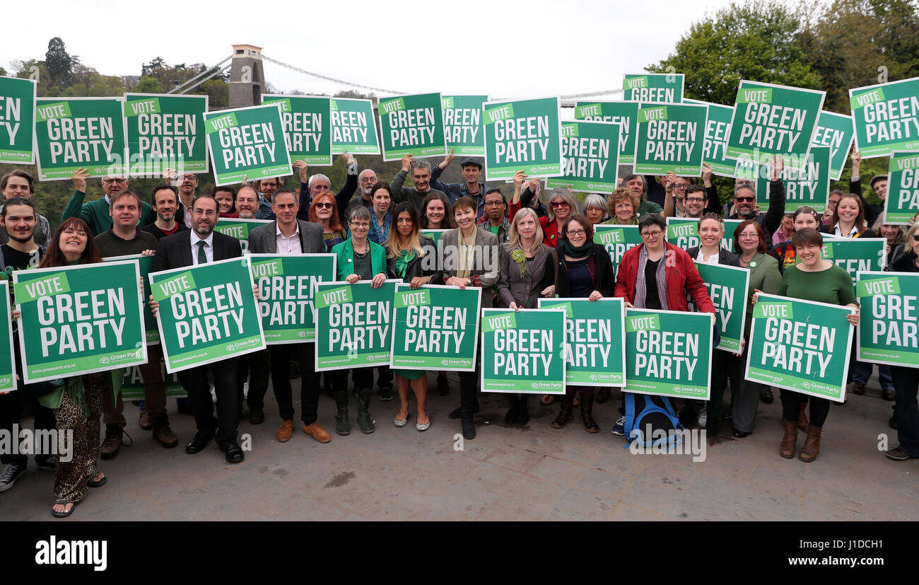 Grüne Partei gemeinsame Parteiführer Caroline Lucas (vorne vierte rechts) und Jonathan Bartley (dritte Front links) zusammen mit Unterstützern und MEP und grüne Partei Kandidat für Bristol West Molly Scott Cato (vorne vierte links) während der Partei Wahlen Kampagnenstart im Avon Gorge Hotel in Bristol. Stockfoto