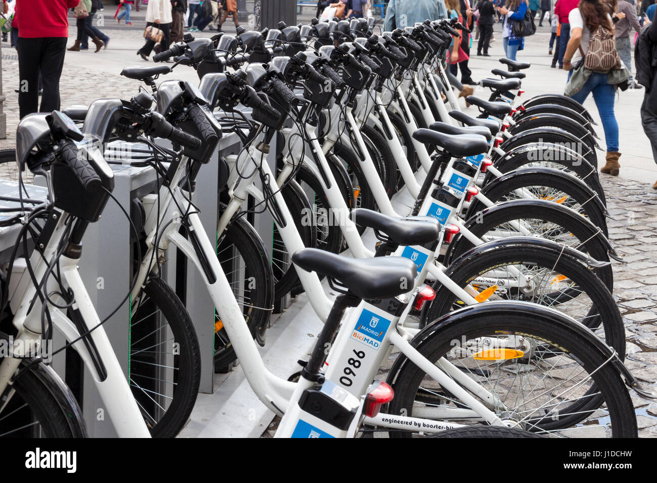 MADRID, Spanien - 10. Oktober 2014: Fahrräder geparkt auf dem Bürgersteig, Zugehörigkeit zu Madrid öffentliche System (BiciMad) in Madrid. Stockfoto