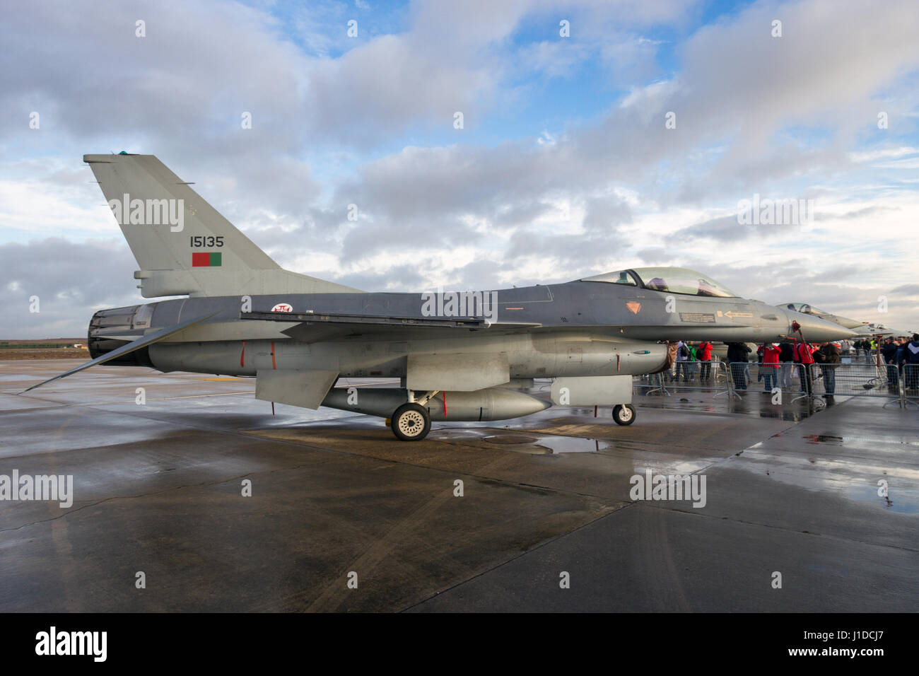 TORREJON, Spanien - 11. Oktober 2014: Portugiesische Luftwaffe f-16 Kampfjet Flugzeug auf dem Rollfeld von Torrejon Airbase. Stockfoto