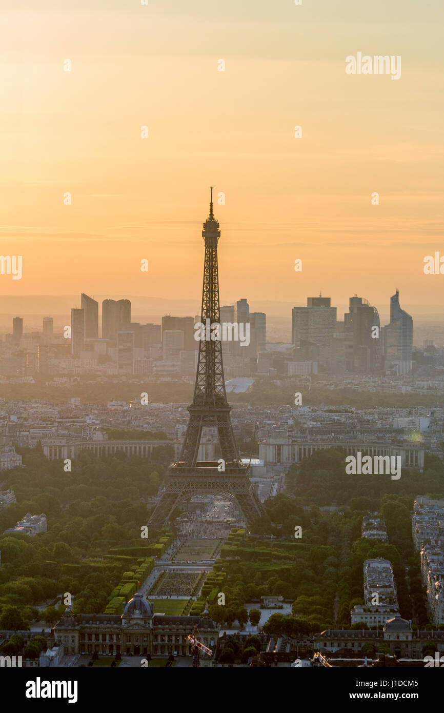 Blick auf den Sonnenuntergang über den Eiffelturm und die Skyline von Paris, Frankreich Stockfoto