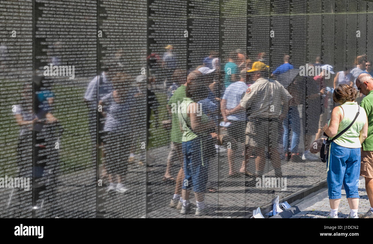 Personen an die Namen der Opfer des Vietnam-Krieges in Vietnam War Veterans Memorial ca. 1. September 2008 in Washi Stockfoto