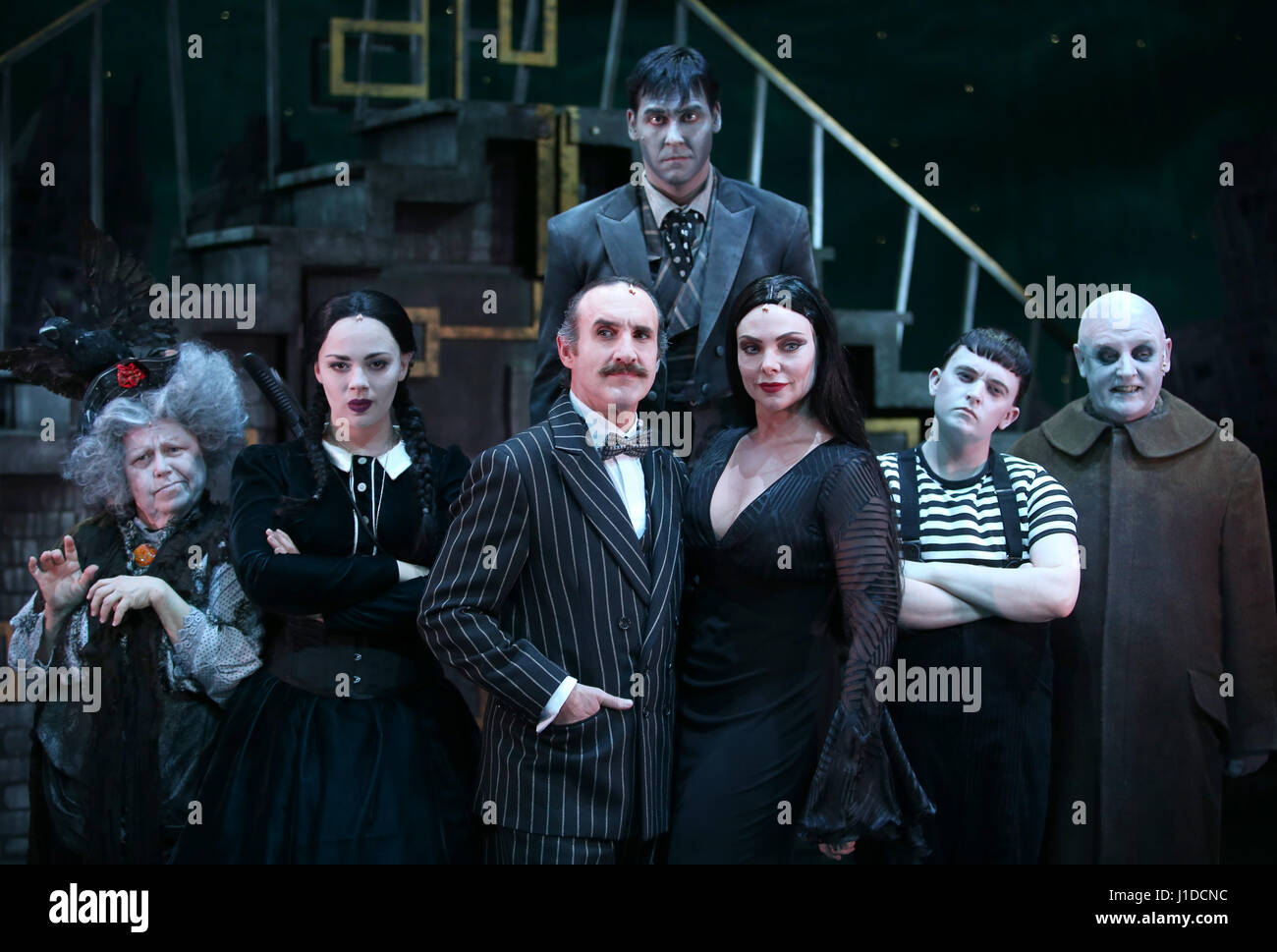 Auf der Bühne vor einem Frack ist Probe (von links) Valda Aviks als Oma Addams, Carrie Hope Fletcher als Mittwoch, Cameron Blakely wie Gomez, Dickon Gough als Stich, Samantha Womack als Morticia, Grant McIntyre als Pugsley und Les Dennis als Onkel Fester, Stars von The Addams Family musical macht die UK-Premiere am Festival Theatre in Edinburgh vor dem Einschiffen auf einer großen UK-Tour. Stockfoto