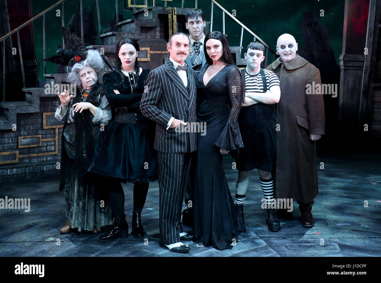 (v.l.) Valda Aviks als Oma Addams, Carrie Hope Fletcher als Mittwoch, Cameron Blakely wie Gomez, Dickon Gough als Stich, Samantha Womack als Morticia, Grant McIntyre als Pugsley und Les Dennis als Onkel Fester vor eine Generalprobe von The Addams Family musical, wodurch die UK-Premiere am Festival Theatre in Edinburgh vor dem Einschiffen auf einer UK-Tour. Stockfoto