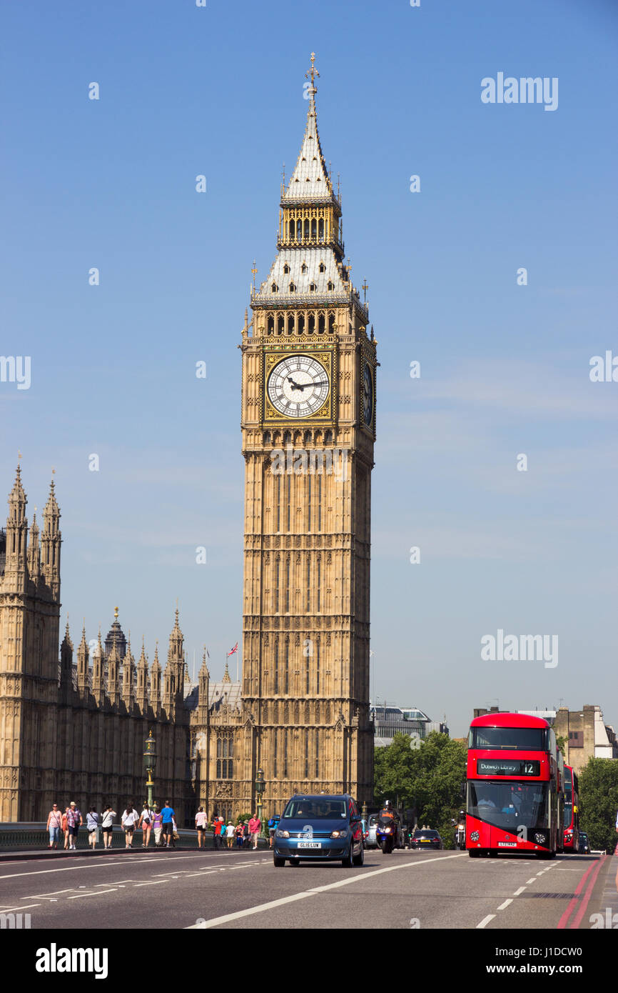LONDON, Großbritannien - 1. Juli 2015: Blick von der Westminster Bridge auf den Big Ben in London. Stockfoto