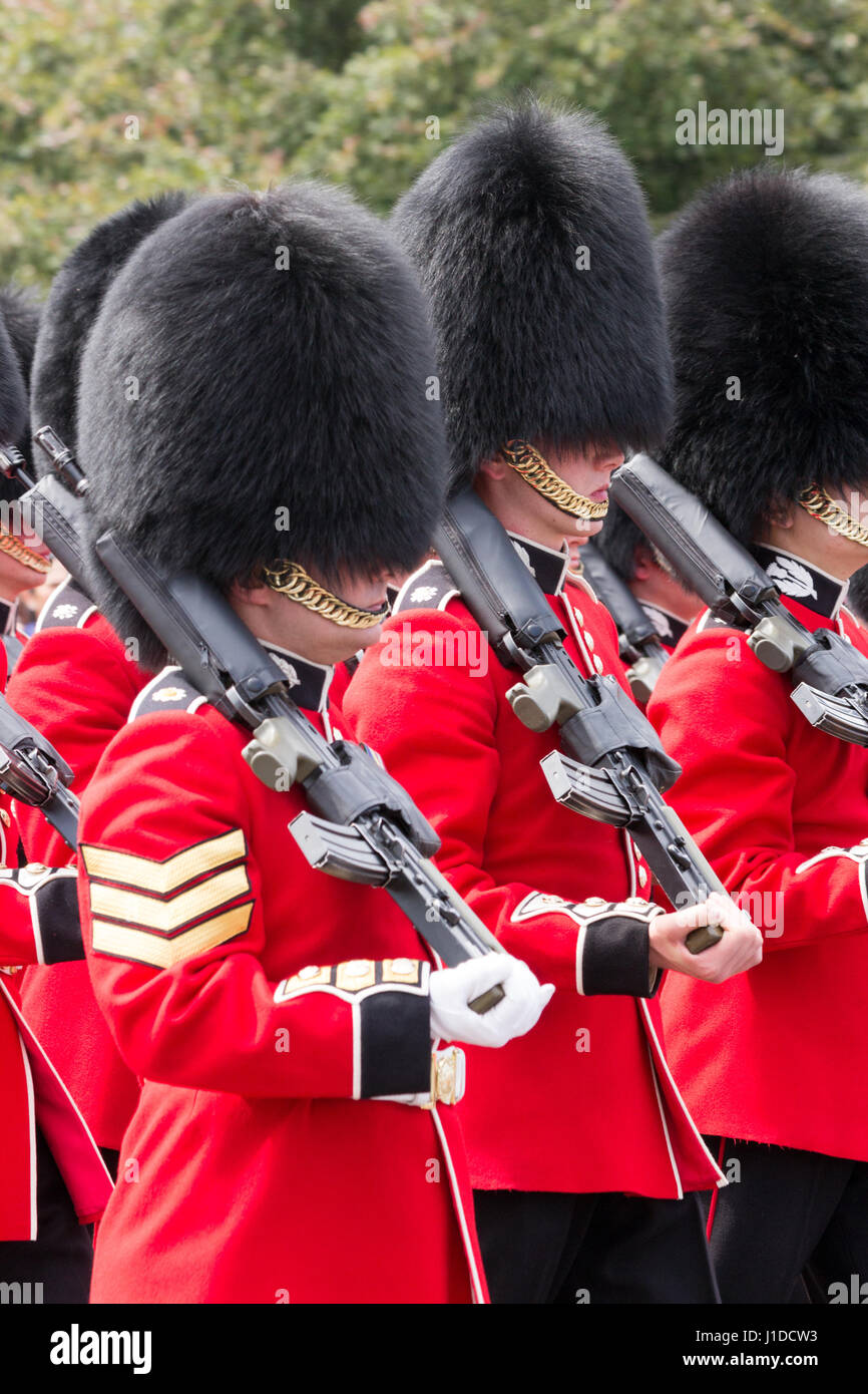 LONDON - 1. Juli 2015: Britische königliche Garde Durchführung der Wachablösung am Buckingham Palace. Die Zeremonie ist eine der beliebtesten Sehenswürdigkeiten in Lo Stockfoto